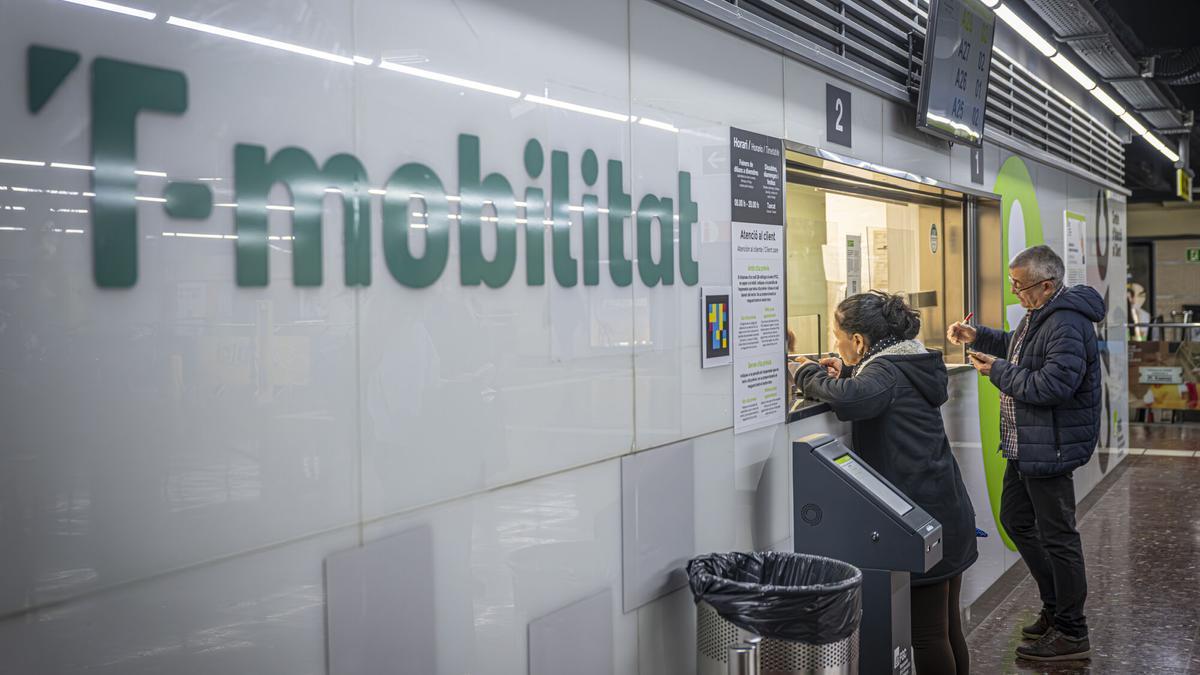 Usuarios comprando la T-Mobilitat en la estación de Plaza España.