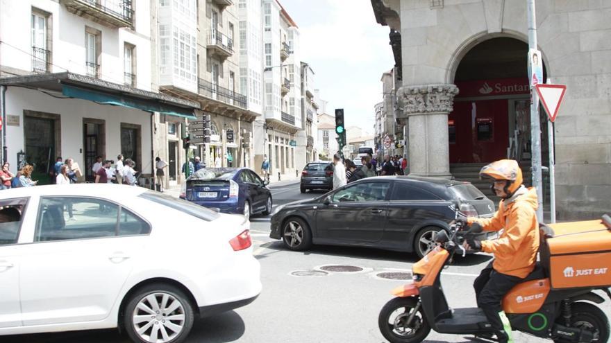 Denso tráfico, ayer, en el entorno de la plaza de Galicia y en dirección a la rúa Virxe da Cerca, en el perímetro de la almendra