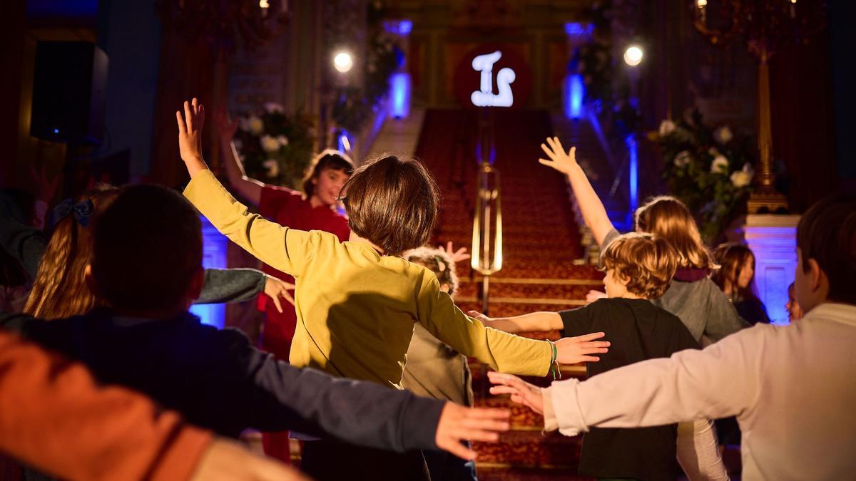 Unos niños interpretan "El Cascanueces"