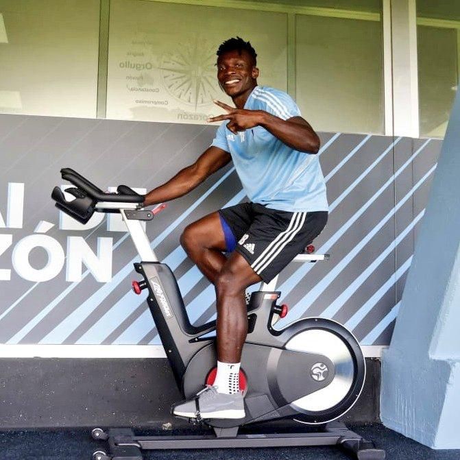 Aidoo entrenando en la bicicleta estática