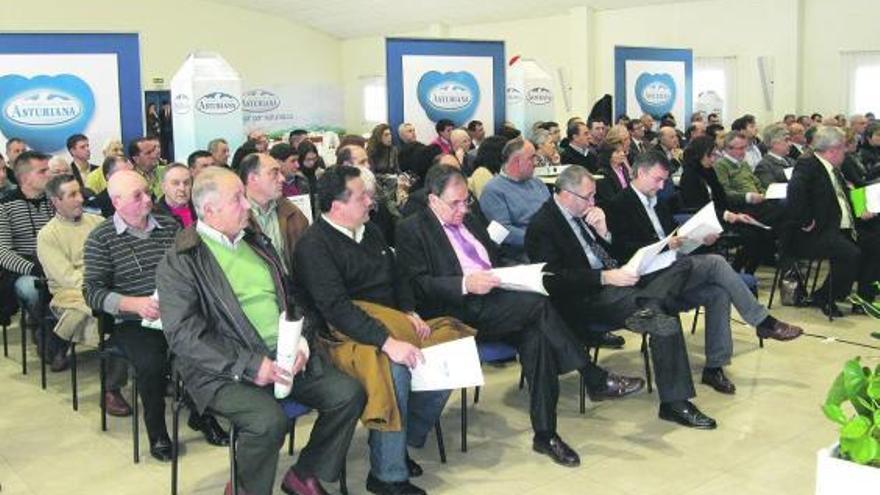 El público asistente, ayer, a la inauguración del aula abierta en la sede de Central Lechera en Granda.