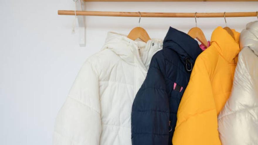 Il metodo giapponese è quello di appendere i cappotti in modo che occupino la metà dello spazio negli armadi aspirati