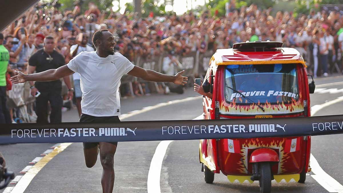 Usain Bolt gana una carrera a un mototaxi en Lima sin apenas esfuerzo