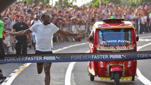 Usain Bolt gana una carrera a un mototaxi en Lima sin apenas esfuerzo.