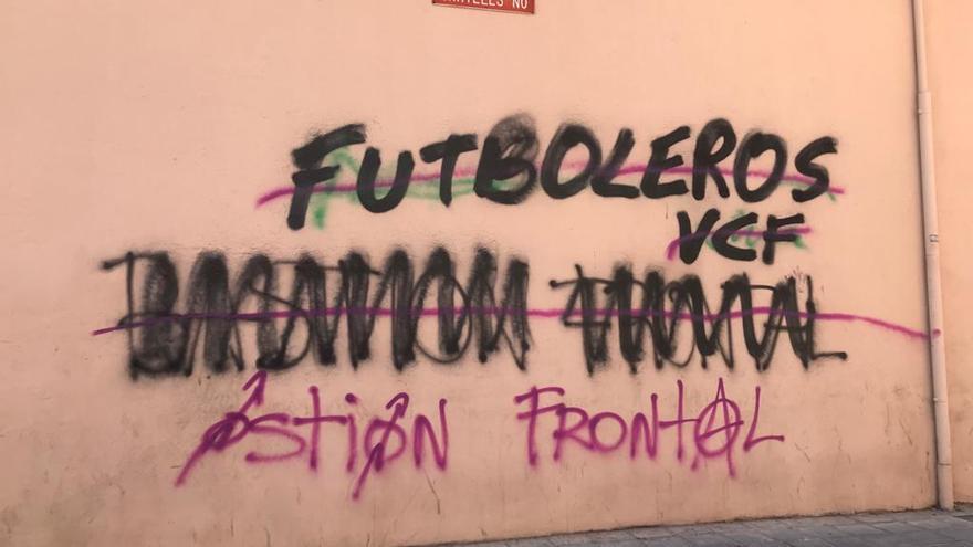 Pintada saboteada de Bastión Frontalen el barrio de Marxalenes