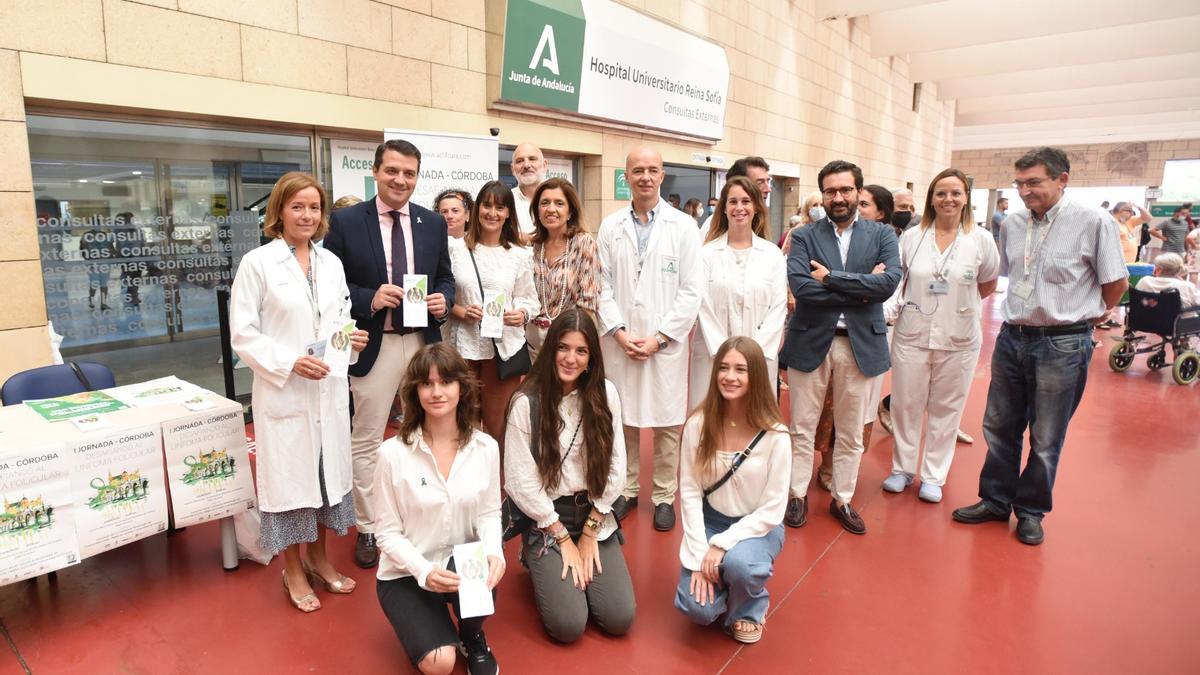 Pacientes y colaboradores de la asociación Aclif de pacientes con linfoma, junto a diferentes autoridades, en el hospital Reina Sofía.
