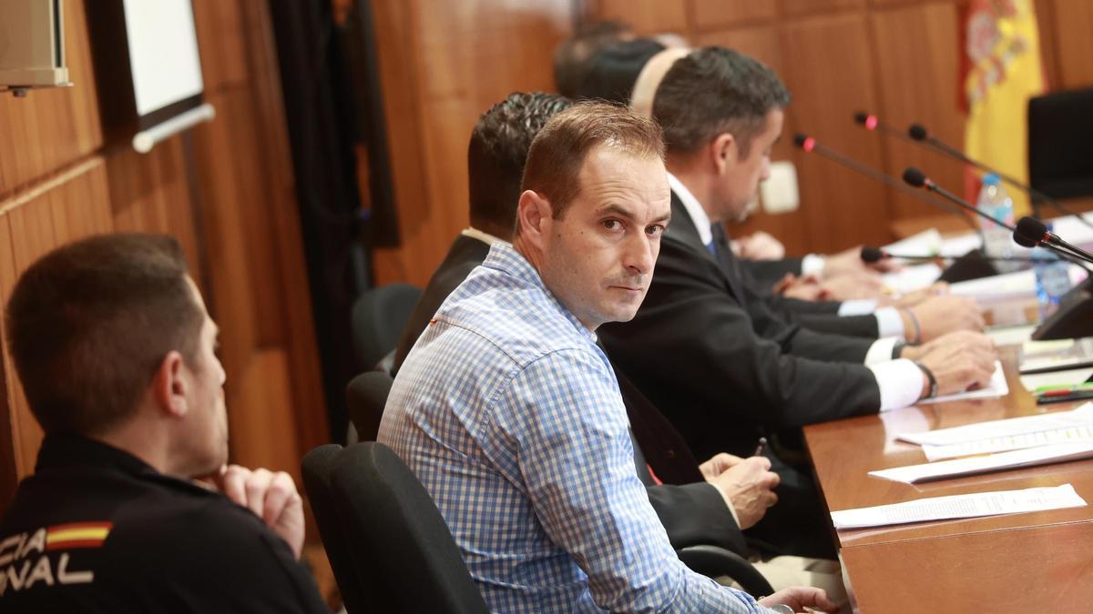 El sospechoso del crimen de Llano de Brujas, en el banquillo en la primera sesión del juicio que se sigue contra él en la Audiencia Provincial de Murcia.