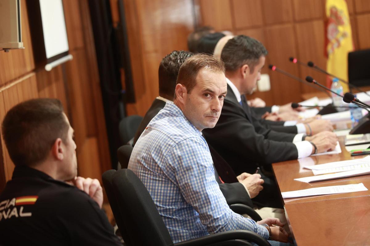 El sospechoso del crimen de Llano de Brujas, en el banquillo en la primera sesión del juicio que se sigue contra él en la Audiencia Provincial de Murcia.