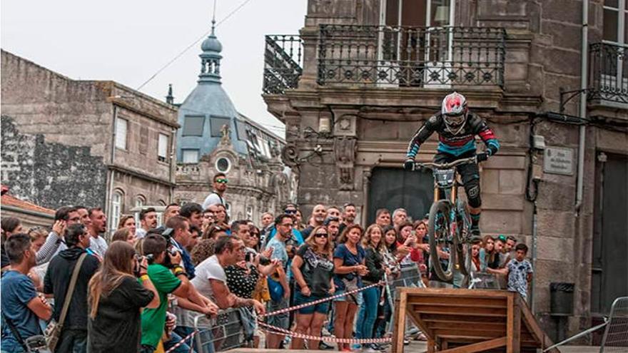 El descenso al Casco Vello de Vigo de O Marisquiño, desde la bici de Edgar Carballo