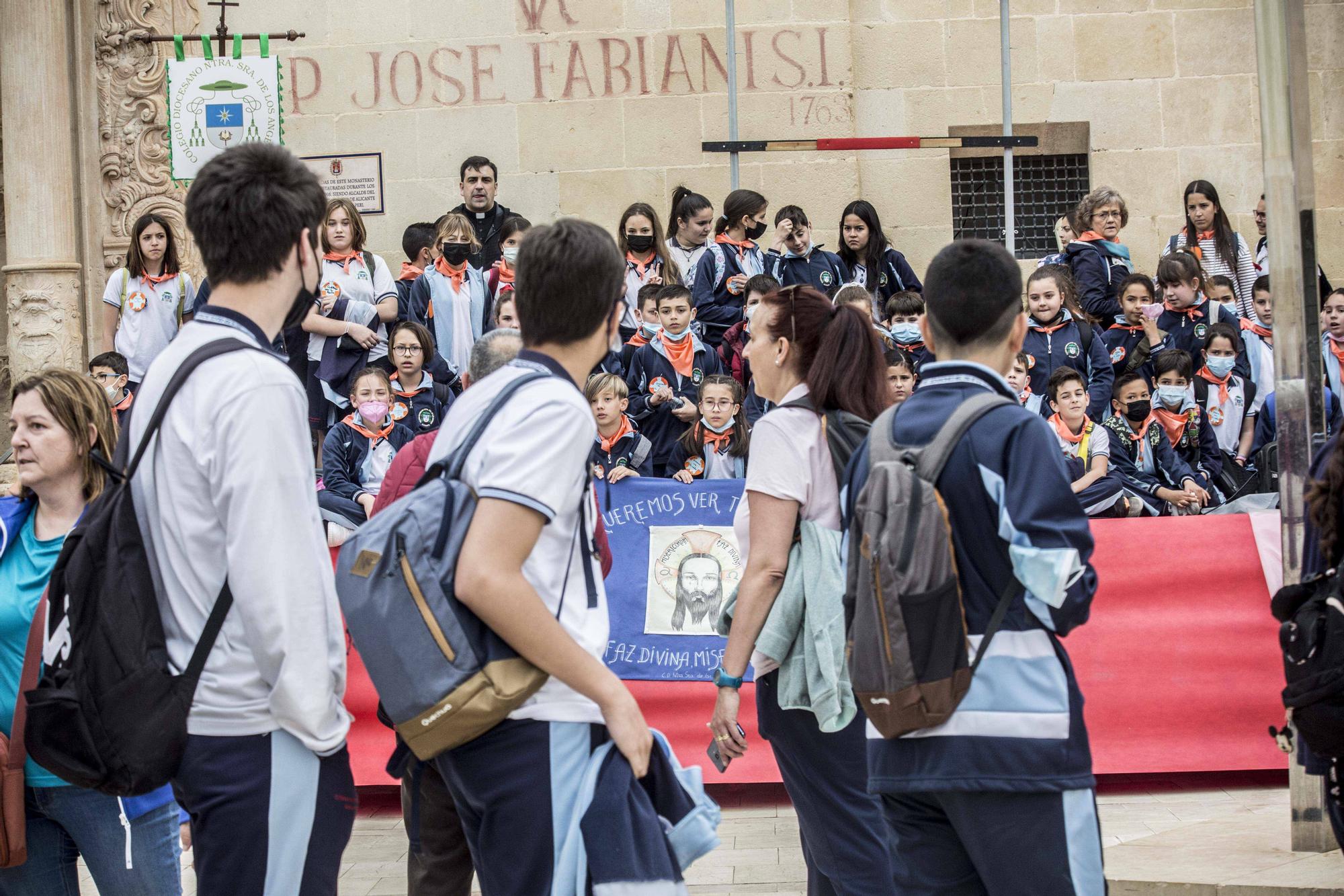 El obispo José Ignacio Munilla recibe a los niños en la Peregrina Escolar de Santa Faz