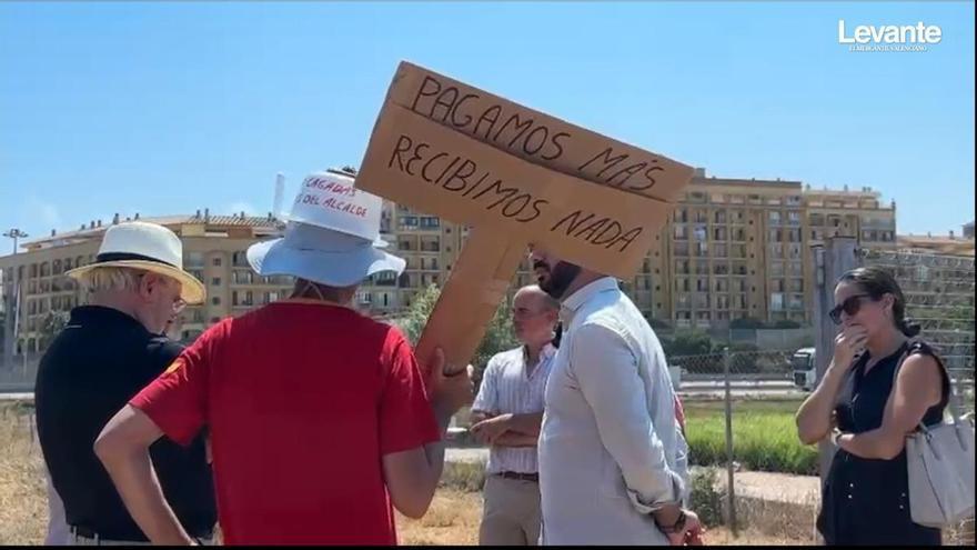 Un vecino de Port Saplaya increpa al alcalde de Alboraia durante un acto con el conseller Martínez Mus