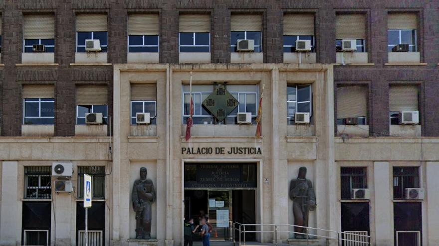 Al banquillo en Murcia por una patada en los testículos que podría llevarle a la cárcel