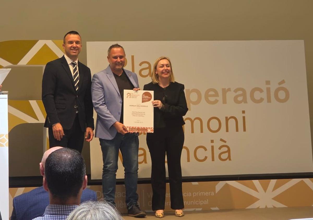 El alcalde Claramunt recibe la ayuda por parte del presidente de la Diputación, Vicent Mompó, y la vicepresidenta Natàlia Enguix.