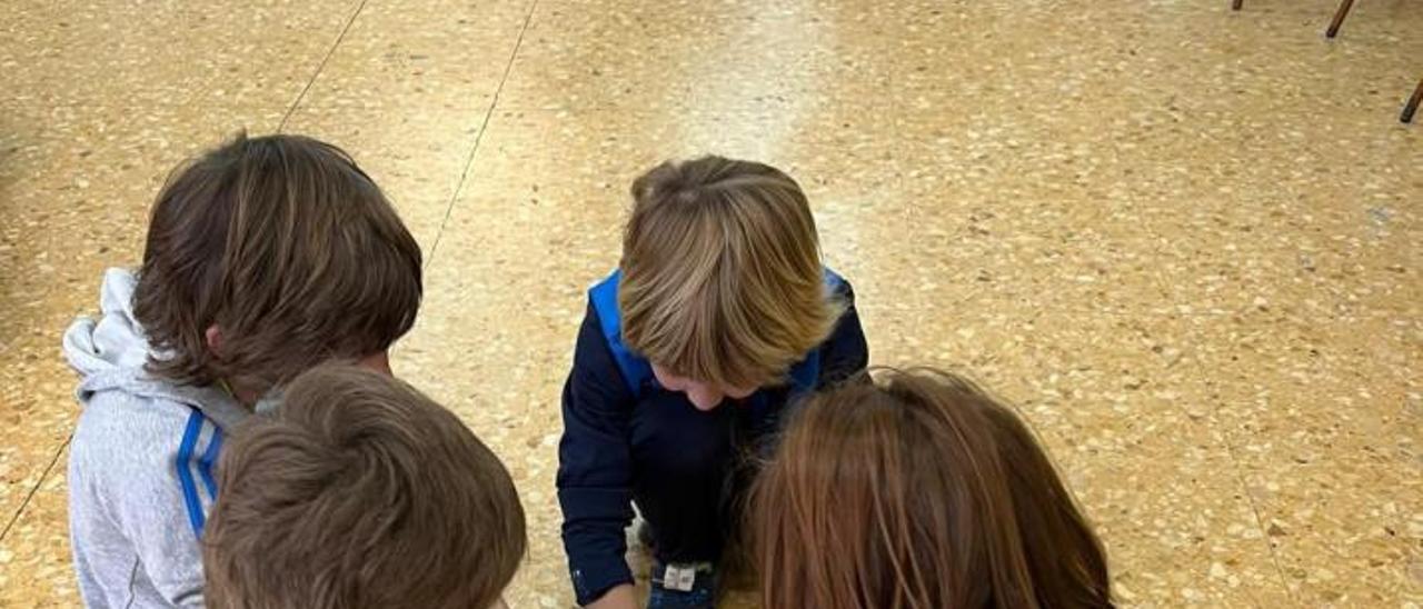 Cuatro niños en la escuela de conciliación de Pascua.  | LEVANTE-EMV