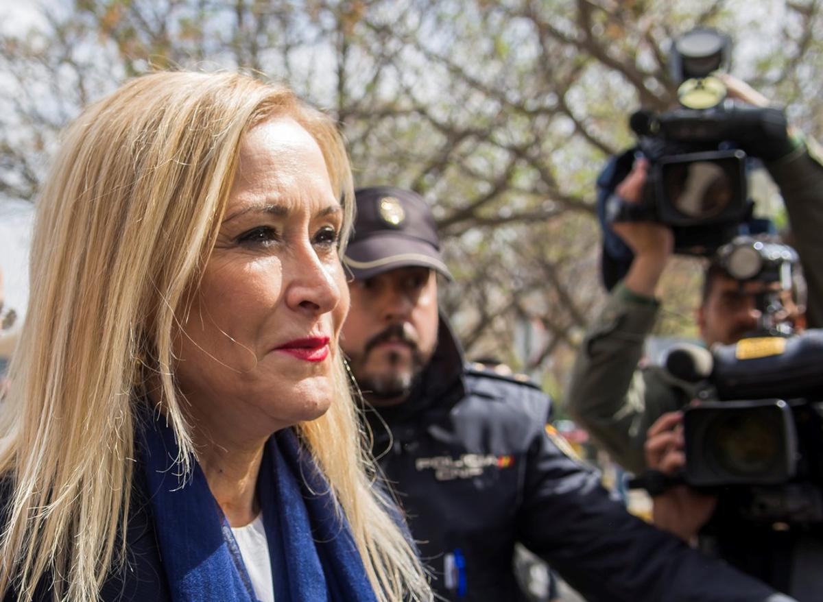 GRAF7226 SEVILLA, 06/04/2018.- La presidenta de la Comunidad de Madrid, Cristina Cifuentes, a su llegada este mediodía a la estación de Santa Justa de Sevilla para asistir la Convención Nacional del PP que se celebra este fin de semana en la capital andaluza. EFE/Raúl Caro