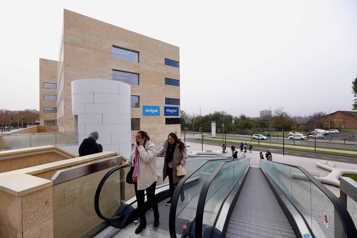 A través de escaleras mecánicas y ascensor se puede acceder a la calle peatonal del hospital Reina Sofía.