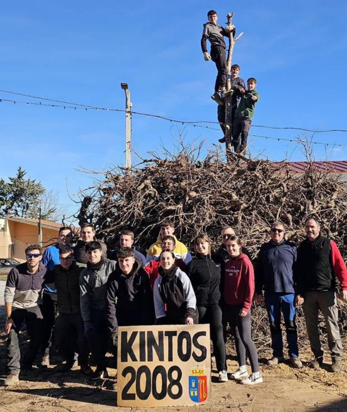 Autoridades locales y comarcales en las fiestas de San Antón, que contaron con la hoguera preparada por los Kintos del 2008, el baile del farolillo, las actuaciones de Marisol Aznar y la orquesta Séptima Avenida o los concursos de las peñas, entre otras citas.
