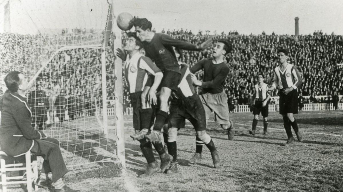 Extraordinaria foto de sagi-Barba en un derbi de 1925