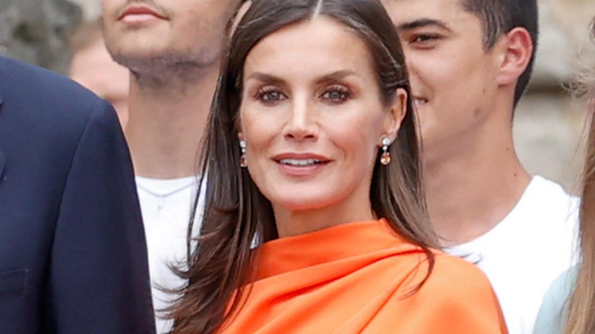 La reina Letizia, una invitada deslumbrante con vestido naranja de Vogana en la Ofrenda Nacional al Apóstol Santiago