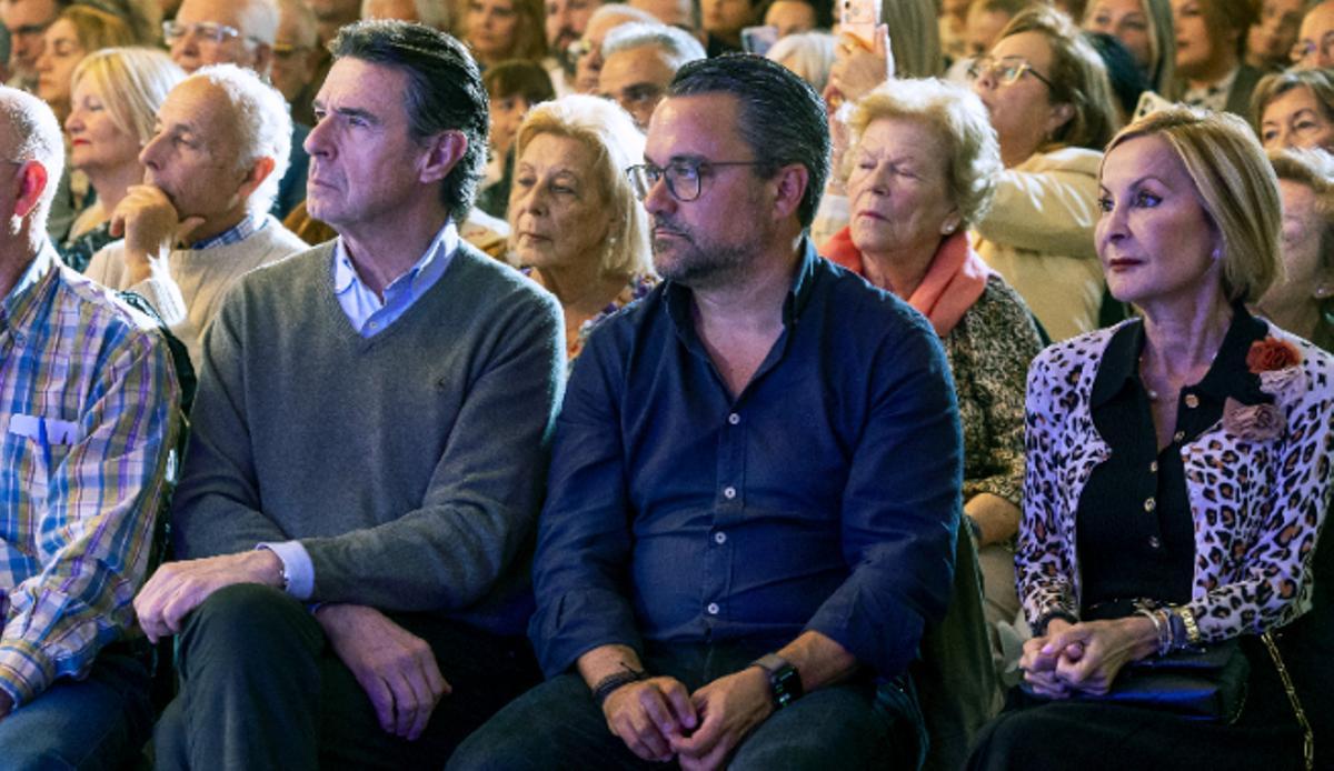 De izquierda a derecha, los expresidentes del PP canario José Manuel Soria, Asier Antona y Australia Navarro.