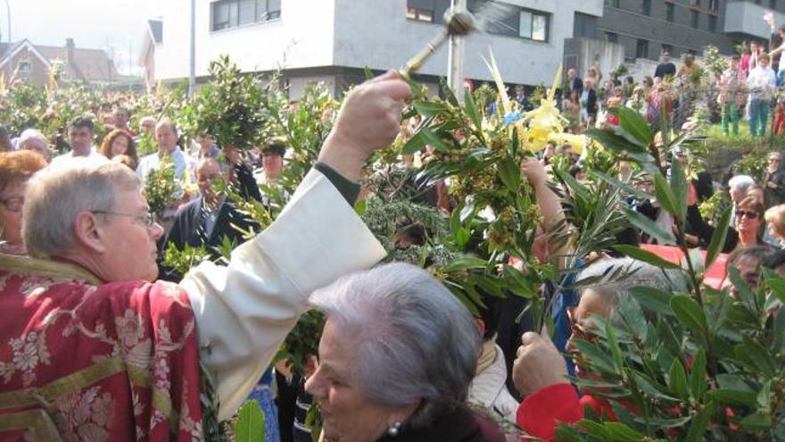 El párroco de Pravia, Francisco Donate, durante la bendición de los ramos, ayer, en la capilla del Valle de Pravia.