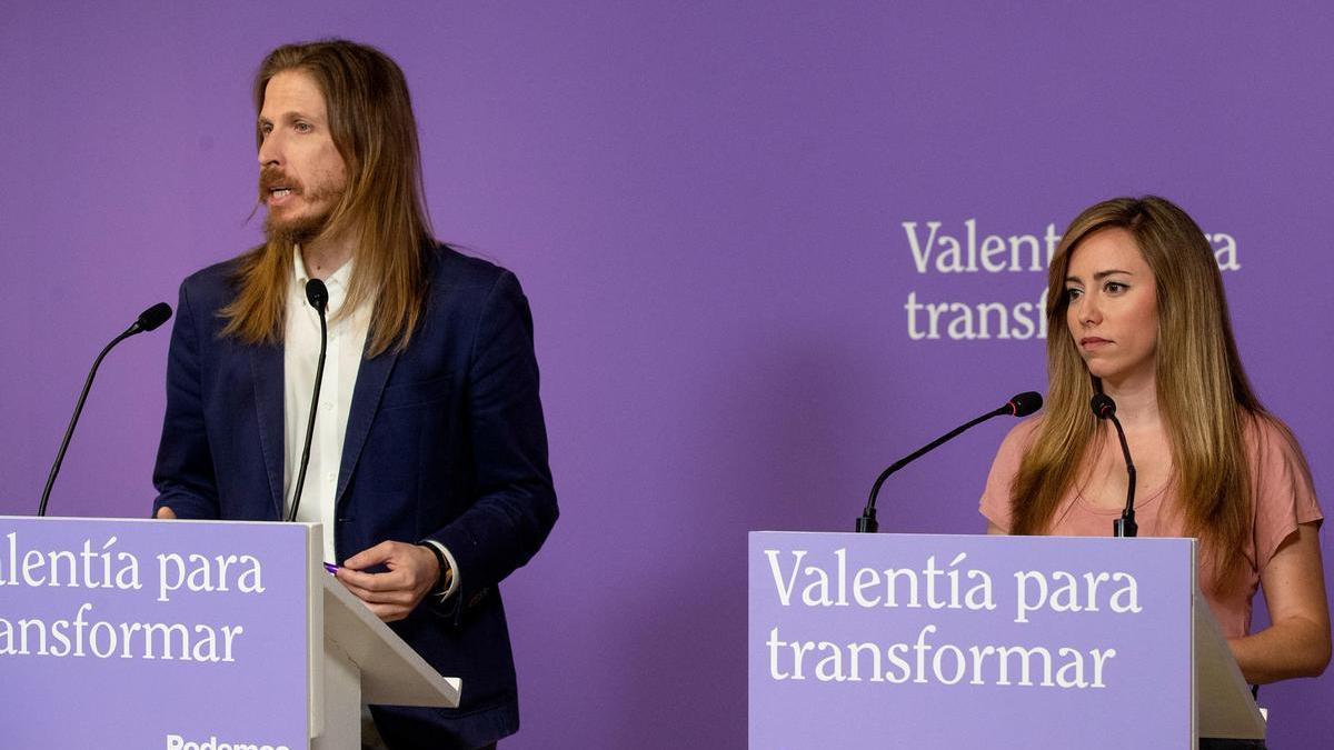 Pablo Fernández y Maria Teresa Pérez en la rueda de prensa de Podemos, este lunes.