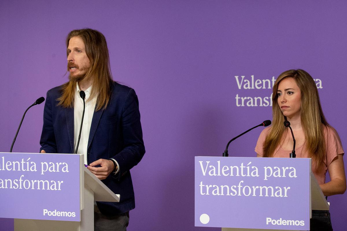 Pablo Fernández y Maria Teresa Pérez en la rueda de prensa de Podemos, este lunes.