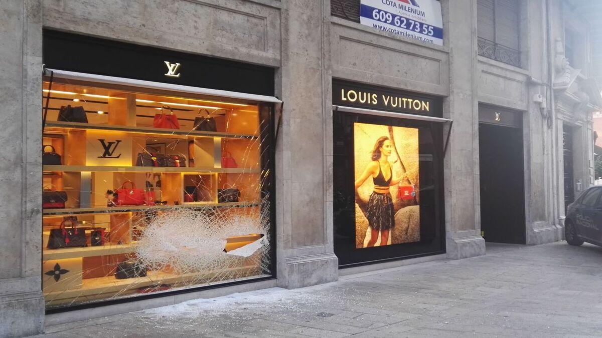 Una banda de ladrones roba la tienda de Louis Vuitton en Valencia en plena Nochevieja