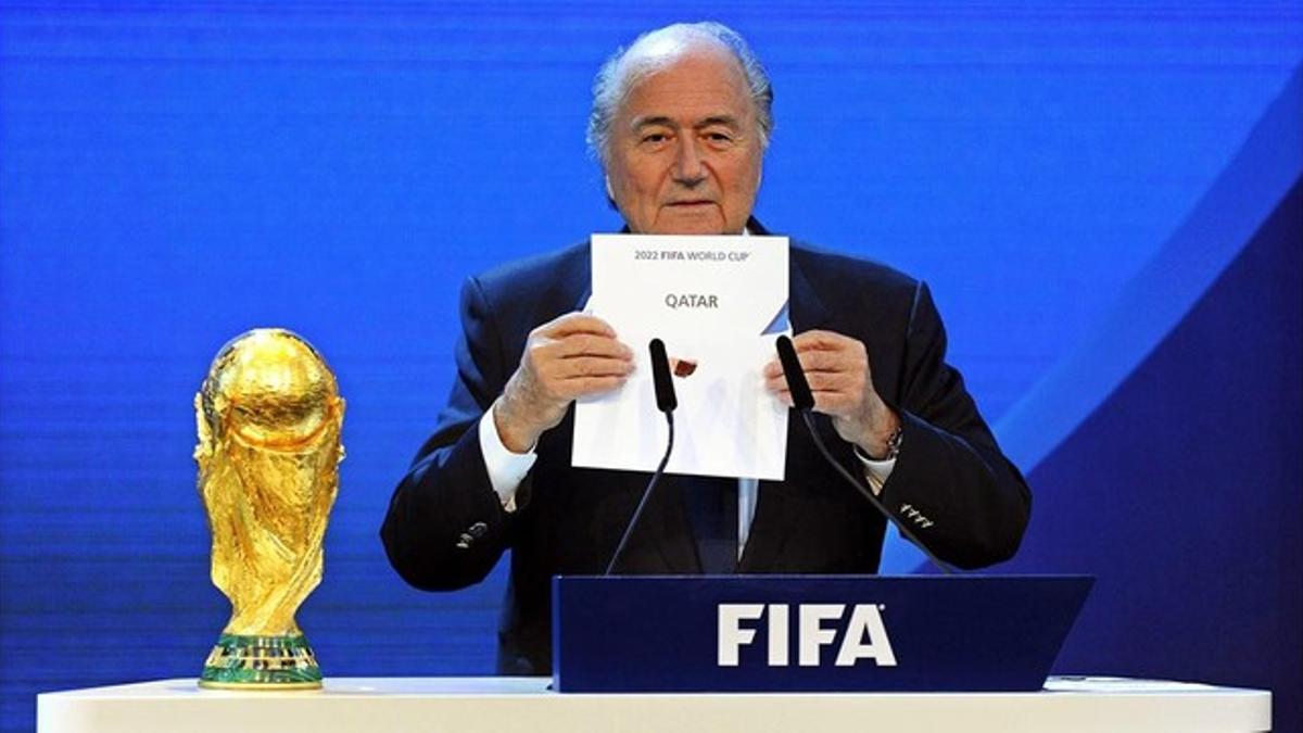 Joseph Blatter, presidente de la FIFA, anuncia la elección de Catar como sede para el Mundial 2022