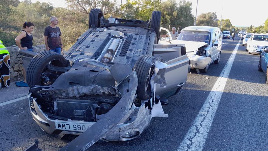 Aparatosa colisión frontal entre dos coches en ses Palmeres