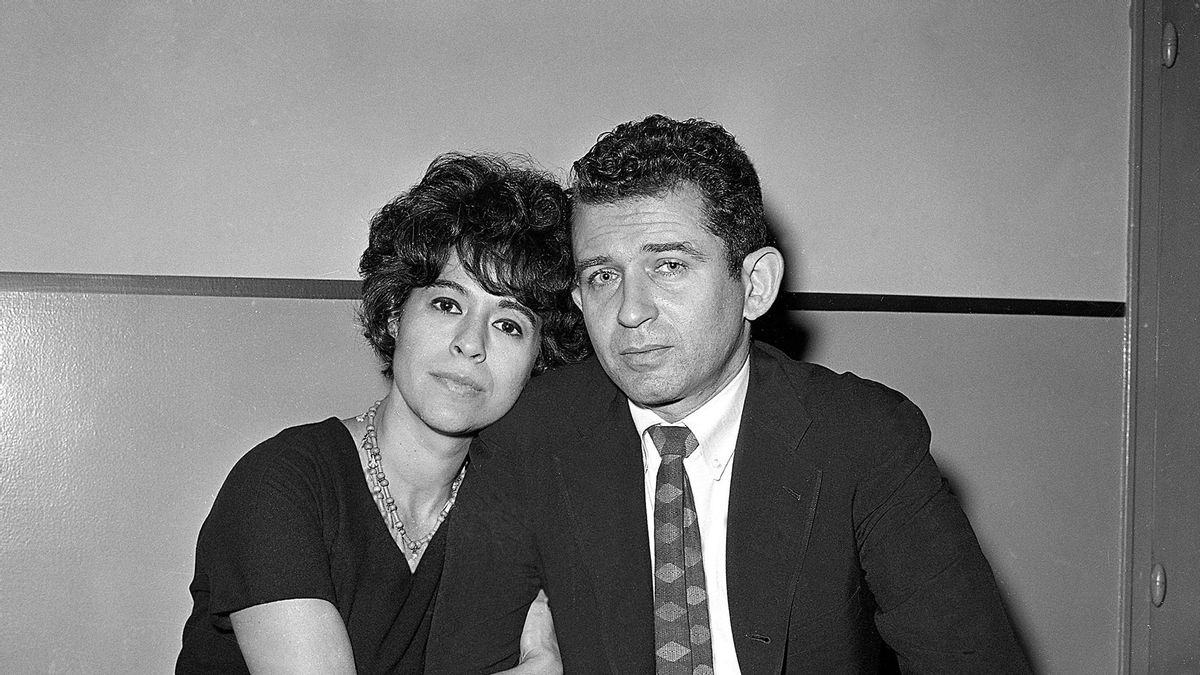 El escritor Norman Mailer y su mujer, Adele, en el juzgado, después de que él respondiera ante el juez por haberla apuñalado.