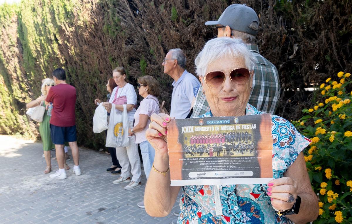 Largas colas para las entradas del Concierto de Hogueras de INFORMACIÓN