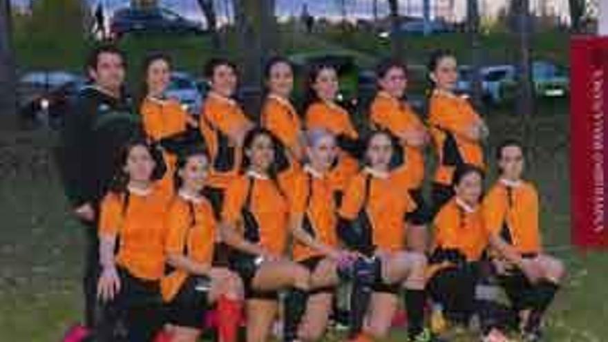 El equipo femenino del ZRC, preparado para iniciar el partido.