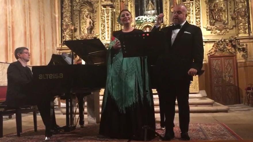 VÍDEO | Montserrat M. Caballé y Luis Santana adelantan la Navidad en La Hiniesta (Zamora)