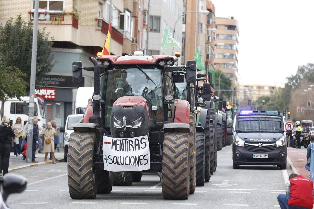 La tractorada bloquea el centro de Alicante: el campo asalta la capital