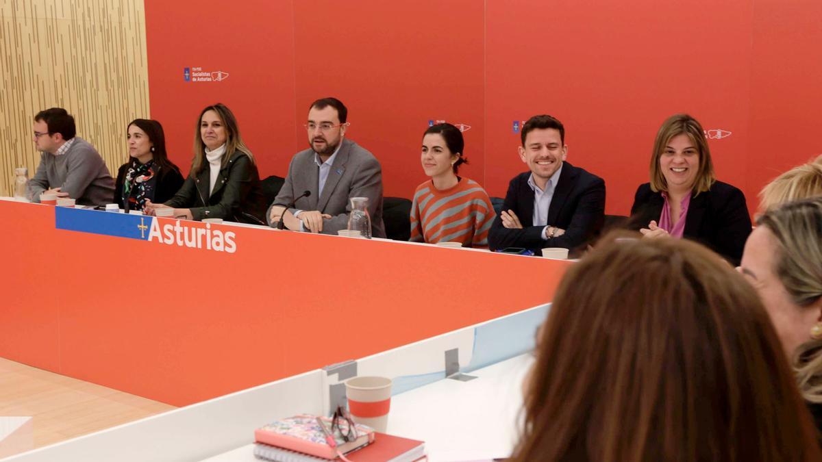 Por la izquierda, Noelia Macías Rita Camblor, Adrián Barbón, Clara Sierra, Iván González y Gimena Llamedo, en la reunión de la comisión ejecutiva de la FSA celebrada ayer.