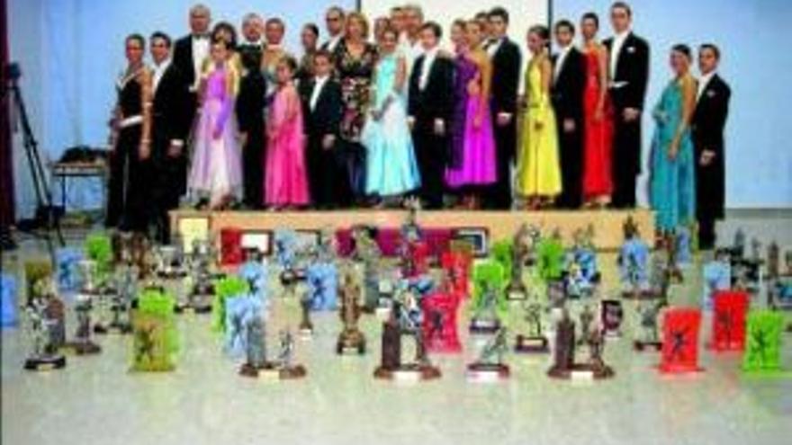 La escuela de baile festeja los 115 trofeos conseguidos