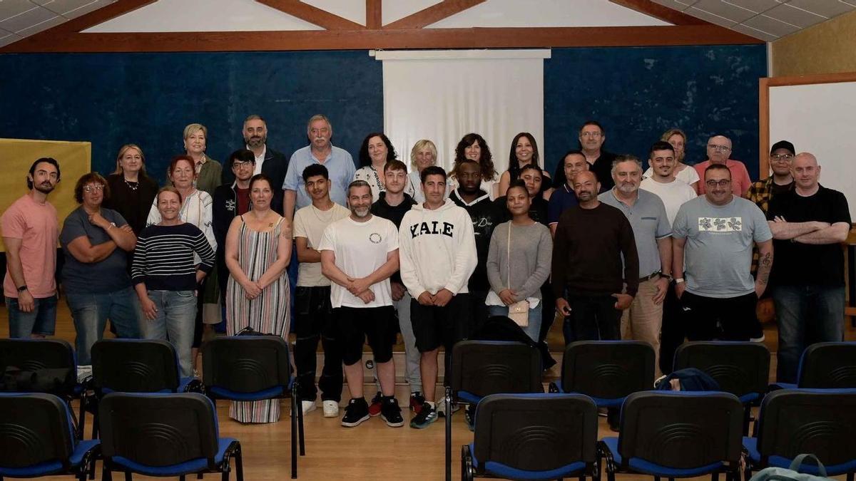 Belén do Campo y García Seoane posan con el alumnado participante en el taller de empleo.
