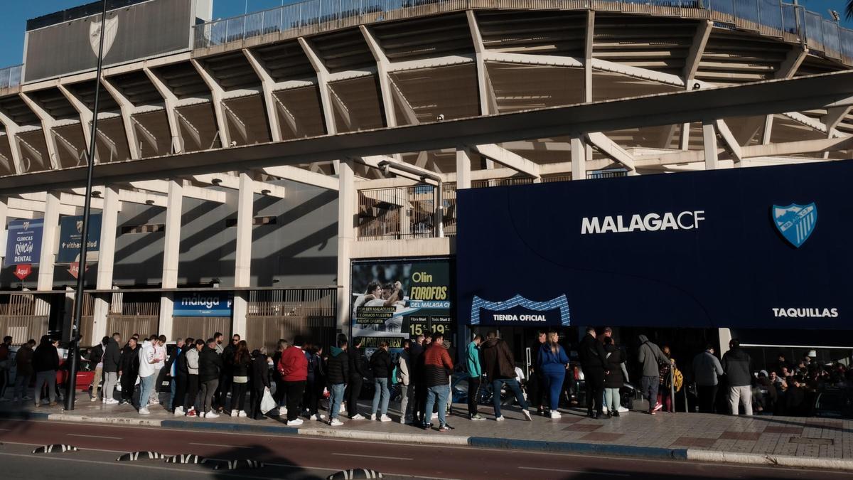 Colas en las taquillas de La Rosaleda por las entradas del Recre Granada - Málaga CF.