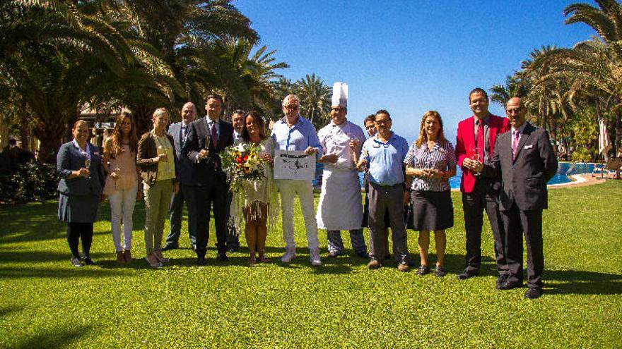 Leiv Erik Martinsen junto a su mujer, con el director del Costa Meloneras, David Morales y otros trabajadores del hotel.