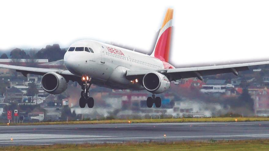 Un avión de Iberia despega de Alvedro