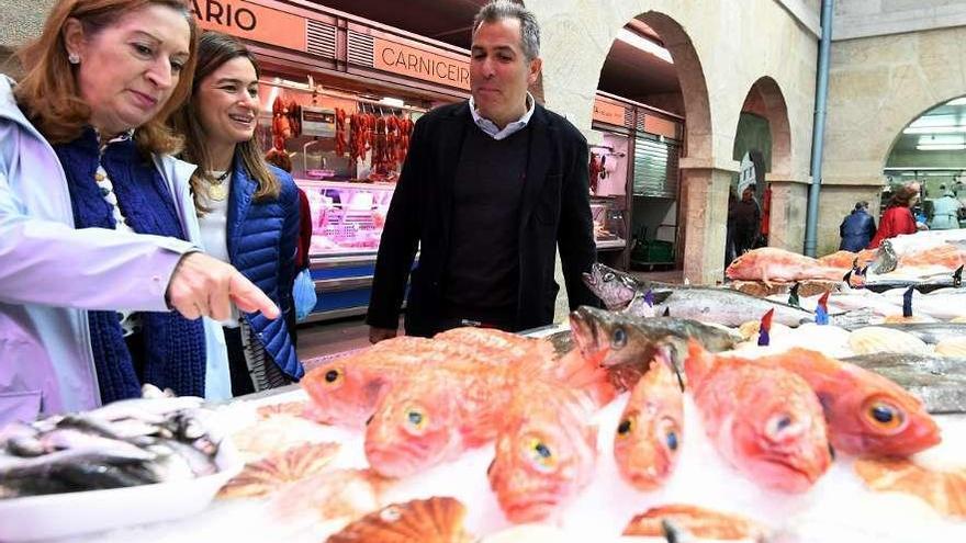 Ana Pastor, junto a Pepa Pardo y Rafa Domínguez, en un puesto del mercado de abastos. // Gustavo Santos