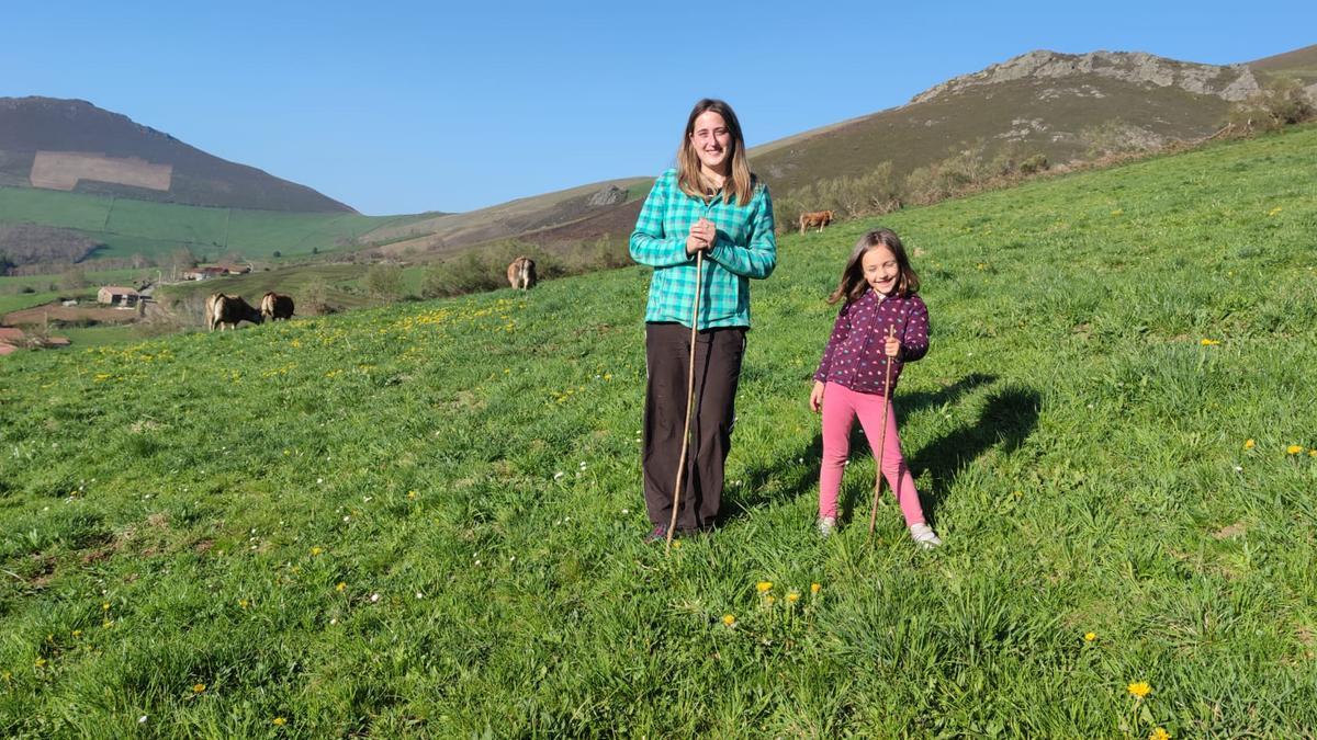 Cristina Vega, con su joven vecina Leire, en Dagüeño; abajo, con el tractor a la hierba seca.  Cedidas por C. V./  D. Á.