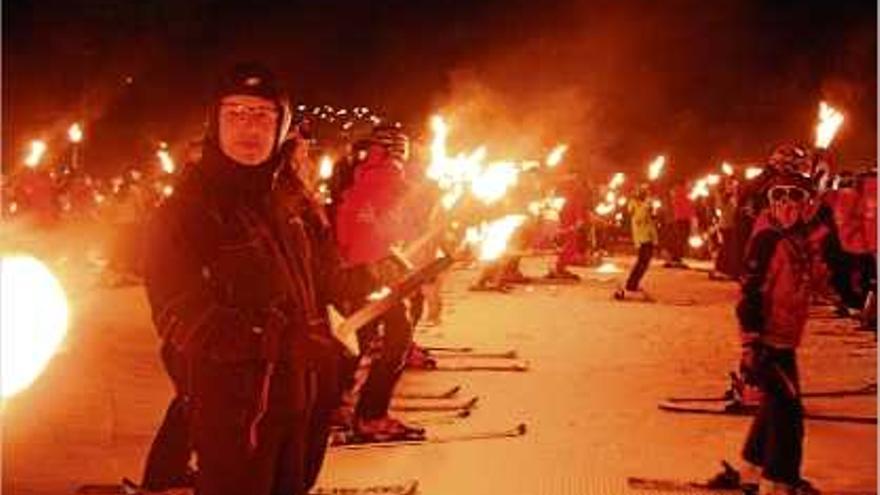 Esquiadors, amb torxes, durant la inauguració de les pistes nocturnes.