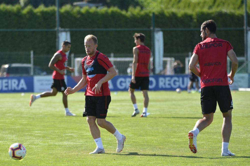 Entrenamiento del Deportivo a una semana del debut