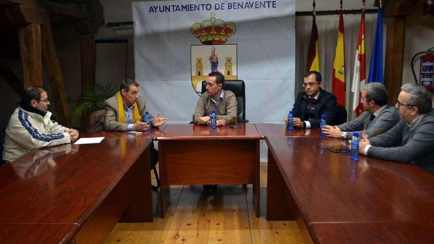 El alcalde se reúne con representantes de Zamora 10 en el Ayuntamiento de la Plaza del Grano.