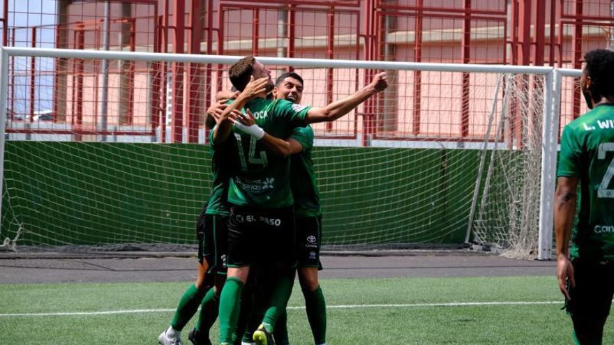 Los verdinegros, celebrando el primer gol del triunfo ante el Don Benito