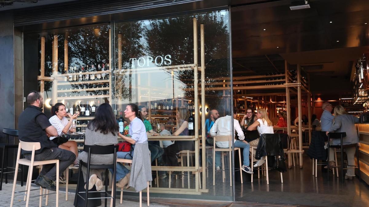 Instalaciones de la nueva vinoteca Topos, que acaba de abrir sus puertas frente a la plaza pública de Vialia.