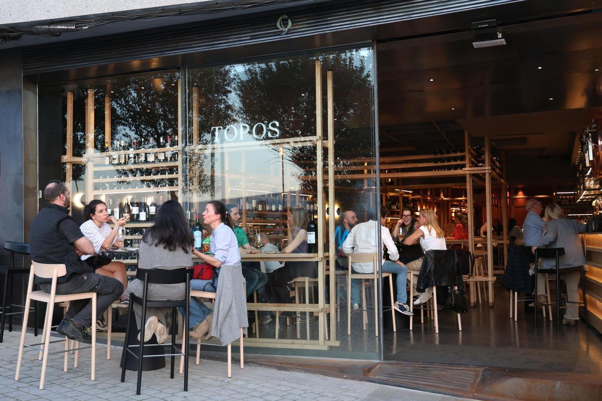 Instalaciones de la nueva vinoteca Topos, que acaba de abrir sus puertas frente a la plaza pública de Vialia.