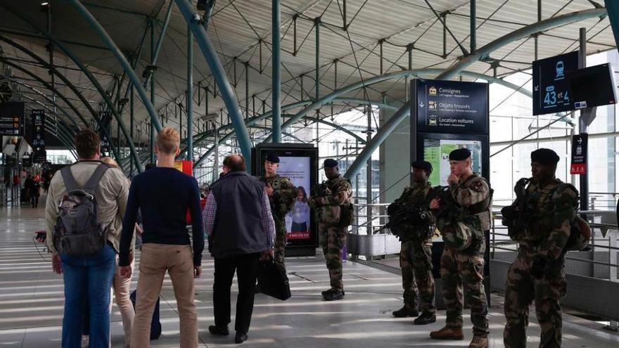 Soldados del Ejército francés vigilan la estación de Lille, donde hoy jugará Rusia ante Eslovaquia.